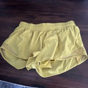 Lululemon size 6 yellow hotty hots inseem 2.5
